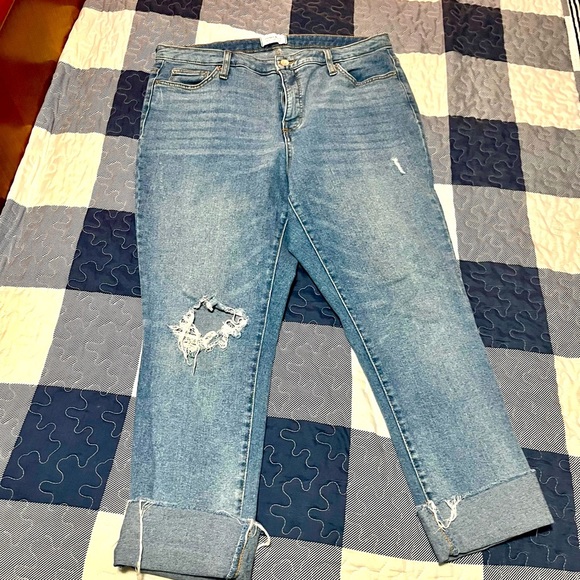 crown & ivy Denim - Women’s Crown & Ivy High Rise Cropped Distressed Jeans - 14